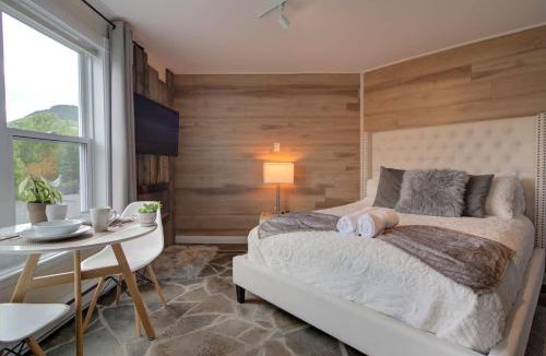 Saint-Brigitte-de-Laval House | Lakeside Gateway 4 Spa Sauna Firepit