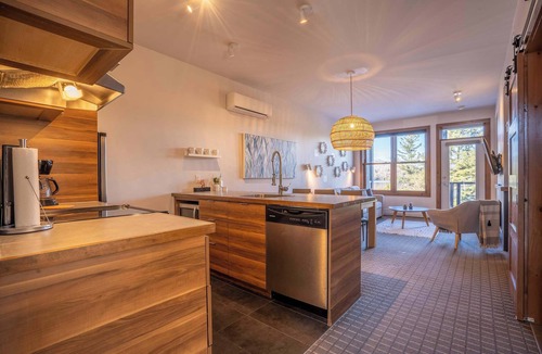 Lac Superieur Village Condo | Lakeside Suite with Mountain View & Resort