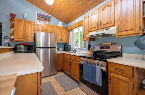 Manitoba Cabin | Lakeview cabin, 3 min walk to the beach!