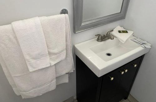 Sauble Beach Hotel | Lakeview Motel and Cottages