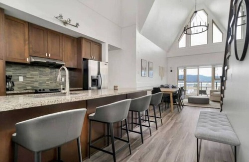 Harrison Hot Springs Apartment | Lakeview Splendor- 7-BR Penthouse Bliss Rooftop