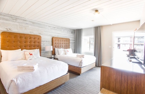 Town Centre Hotel | Lamphouse I Double Queen Room