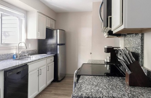 Crabtree Apartment | Landing | Chic 2BD, Tennis Court, Pool