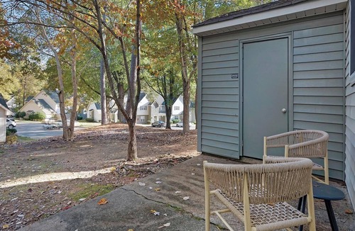 Crabtree Apartment | Landing | Incredible 2BD, Tennis Court, Gym