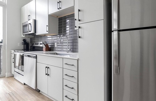 Downtown Apartment | Landing | Stunning Studio, Pool, Gym