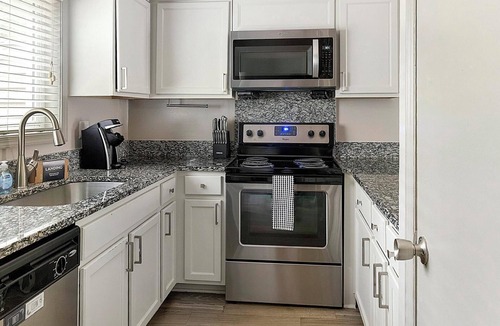Crabtree Apartment | Landing | Stylish 2BD, Pool, Tennis Court
