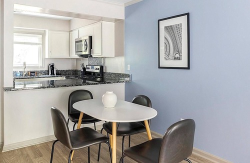 Crabtree Apartment | Landing | Stylish 2BD, Pool, Tennis Court