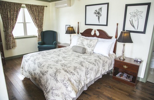 Queens Hotel | Lane's Privateer Inn - Superior Queen (#5)