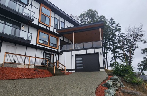 Duncan House | Large 5 bedroom home in DUNCAN overlooking the Valley, Lake and mountains.