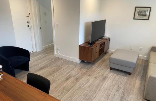 Upper Lonsdale House | Large 2 bedroom private suite !