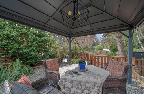 Sooke House | Large 2 bedroom suite with backyard