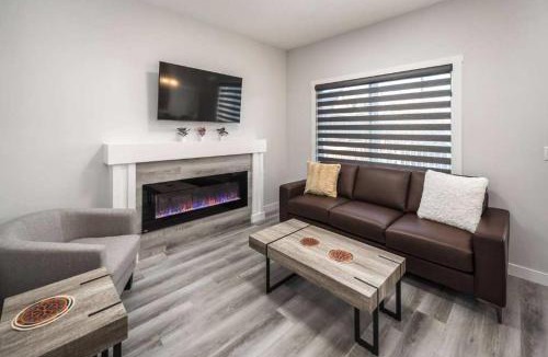Lynnwood Ridge House | Large 3BR w AC! FREE Banff Pass, Netflix, Parking!