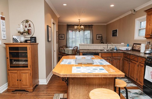 St. Catharines House | Large 7 Bedroom Heritage Home in St Catharines