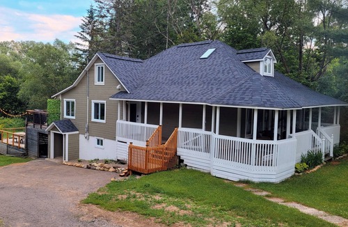 Val Morin Ski Chalet | Large cottage with 9-seater hot tub on the North River