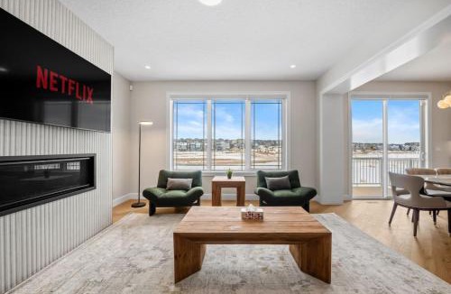 Calgary House | Large Detatched Luxury House with Massage, Poker Table And More