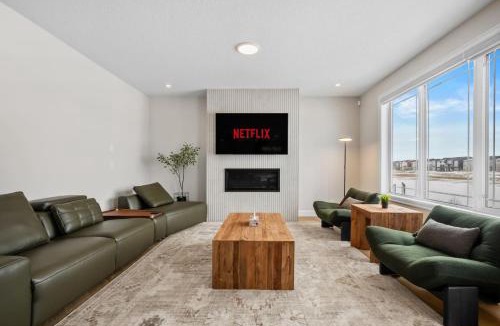 Calgary House | Large Detatched Luxury House with Massage, Poker Table And More