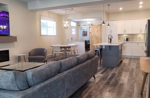 Osoyoos House | Large Modern Home at the Cottages #54