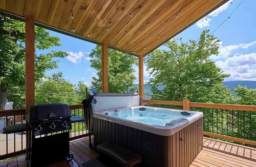Saint-Philemon Ski Chalet | L’Ascension | 4-Season Spa & Mountain View