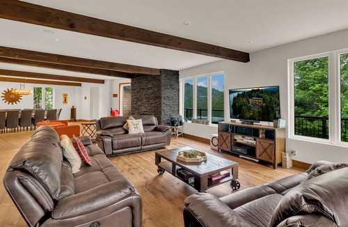 La Minerve Ski Chalet | Lazy Bear Luxurious Waterfront Chalet with 4 Bedrooms and Hot Tub