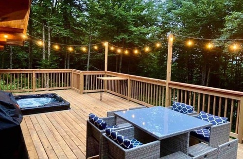 Saint-Gabriel-de-Valcartier Ski Chalet | Le Rondin, Log cabin with spa, 5 min from Valcartier Vacation Village