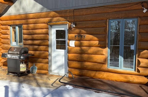 Saint-Gabriel-de-Valcartier Ski Chalet | Le Rondin, Log cabin with spa, 5 min from Valcartier Vacation Village