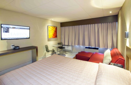 Cote-Des-Neiges—Notre-Dame-De-Grace Hotel | Le Chabrol Hotel & Suites