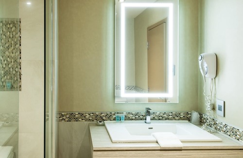 Cote-Des-Neiges—Notre-Dame-De-Grace Hotel | Le Chabrol Hotel & Suites