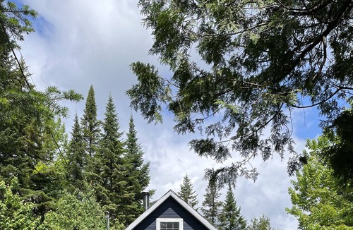 St-Adolphe-d'Howard Cabin | Le chalet bleu des Laurentides | Cozy Blue Cabin in the Laurentiens