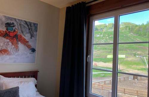 Mont-Tremblant Pedestrian Village Resort | Le Deslauriers Ski-in&Ski-out