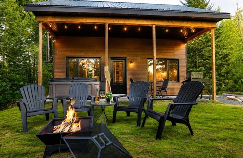 Shannon House | Le Geai Bleu - Waterfront Chalet with Spa
