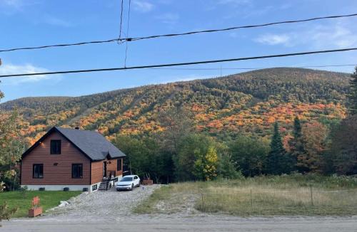 Notre-Dame-Auxiliatrice-de-Buckland Ski Chalet | Le Grizzly - Ski Getaway - Spa - Pool Table