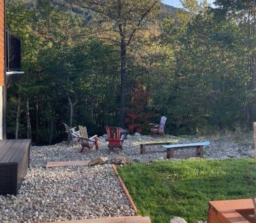Notre-Dame-Auxiliatrice-de-Buckland Ski Chalet | Le Grizzly - Ski Getaway - Spa - Pool Table