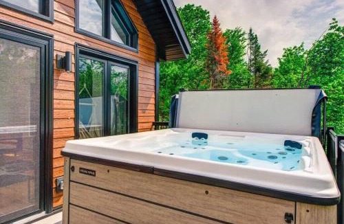 Notre-Dame-Auxiliatrice-de-Buckland Ski Chalet | Le Grizzly - Ski Getaway - Spa - Pool Table