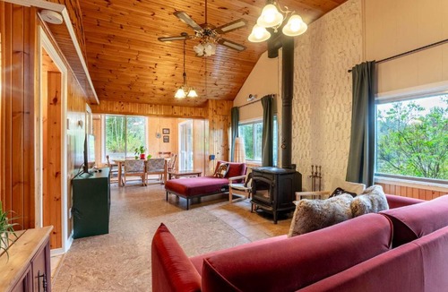 Chertsey House | Le Lake House in Chertsey with spa