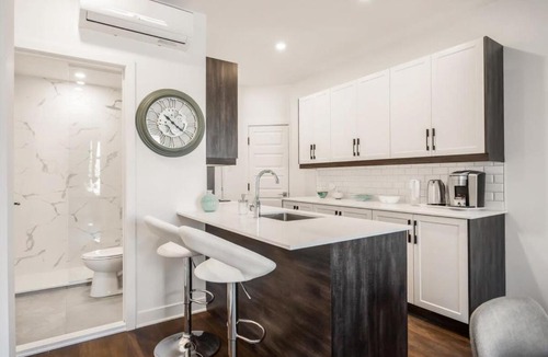 Mile End Apartment | Le Mile End by M11 - Modern 1 BDR Unit with Sofa Bed