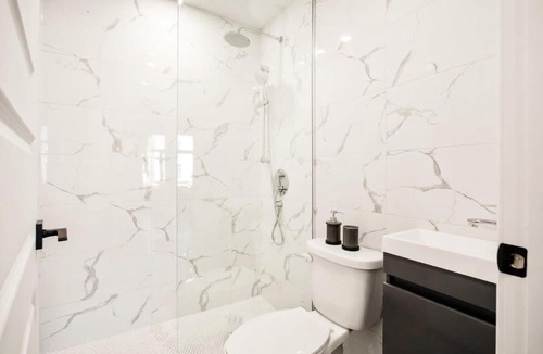 Mile End Apartment | Le Mile End by M11 - Modern 1 BDR Unit with Sofa Bed