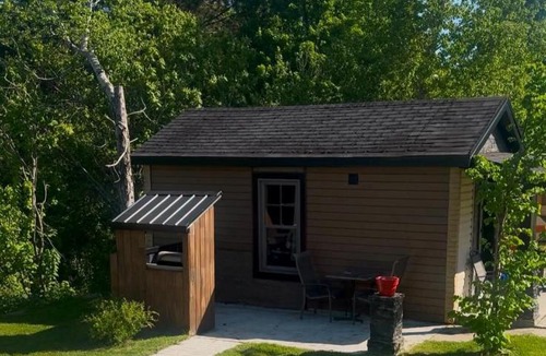Saint-Pierre-de-Broughton Ski Chalet | Le Mini Chalet Riverstone