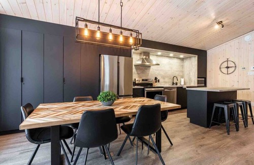 Les Eboulements Ski Chalet | Le Montagnard 91: Hot Tub & Direct Trail Access