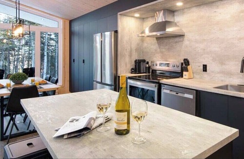 Les Eboulements Ski Chalet | Le Montagnard 91: Hot Tub & Direct Trail Access
