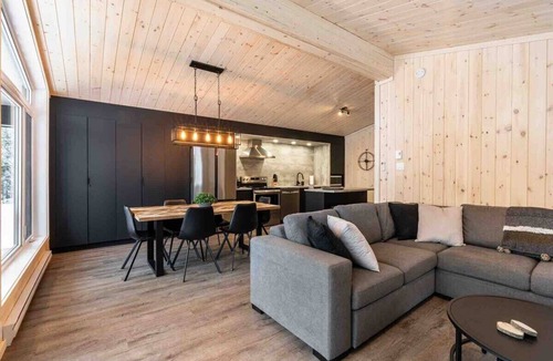 Les Eboulements Ski Chalet | Le Montagnard 91: Hot Tub & Direct Trail Access