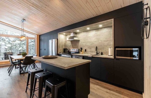 Les Eboulements Ski Chalet | Le Montagnard 91: Hot Tub & Direct Trail Access