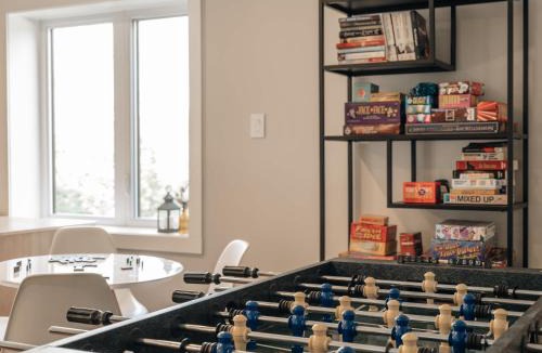 Val-des-Lacs Ski Chalet | Le Montagnia escape to Tremblant with hot tub