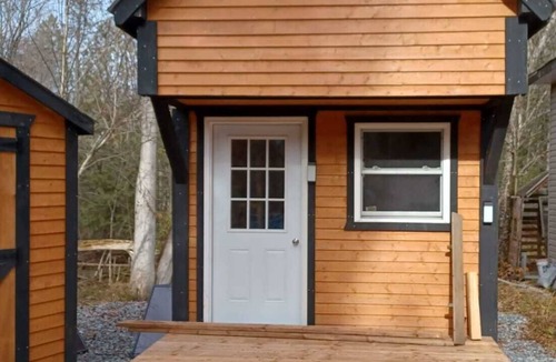 Montpellier House | Le petit cottage du grand boisé - with wood-fired outdoor spa.