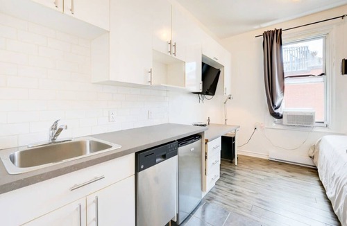 Plateau Mont Royal Apartment | Le Plateau Stay, WiFi, Near Cafes, Parks & Metro