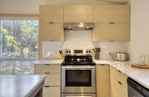 St-Adolphe-d'Howard Ski Chalet | Le Scandinave : luxurious waterfront with HOT TUB