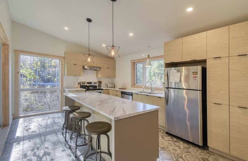 St-Adolphe-d'Howard Ski Chalet | Le Scandinave : luxurious waterfront with HOT TUB