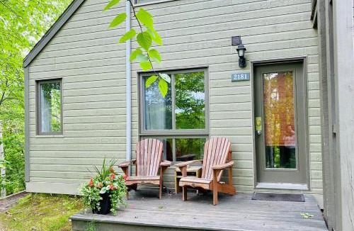Mont-Tremblant Pedestrian Village Apartment | Le Tiny loft ski in ski out
