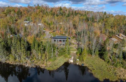 Ste-Lucie-des-Laurentides Ski Chalet | Le Willow Spa, billiards, BBQ, lake & kayaks