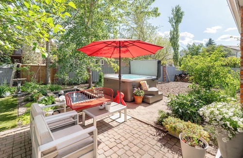 West Edmonton House | Lessard Lodge - Sleeps 10 - Hot tub - AC