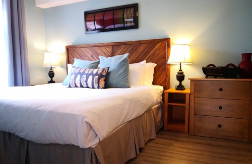 Canmore Cabin | Light&Bright Rocky Getaway/KingBed/Parking/Gym